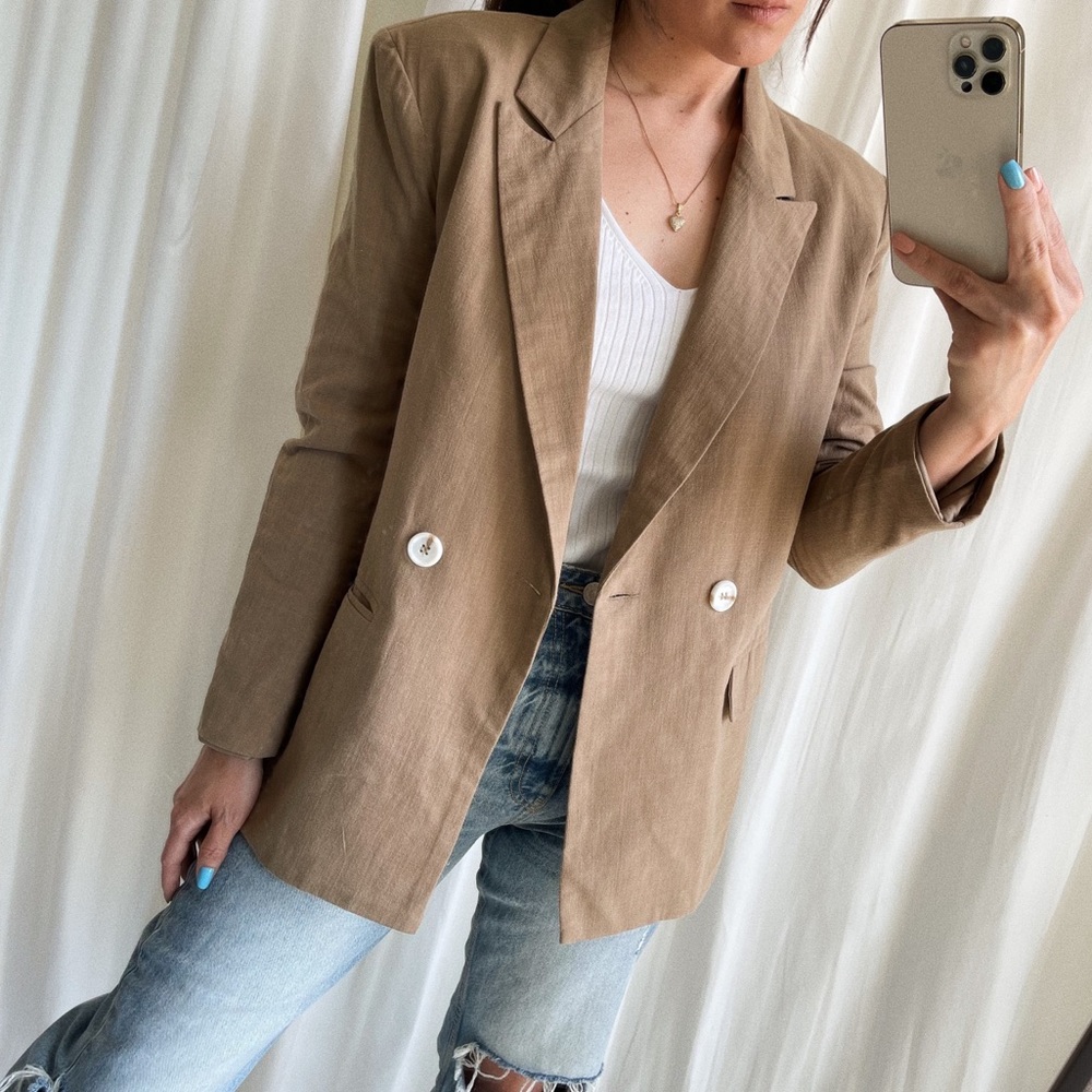 LAST S —The Chelsea button blazer — Tan